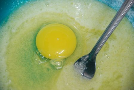 טורפים את הביצים והסוכר עם מזלג